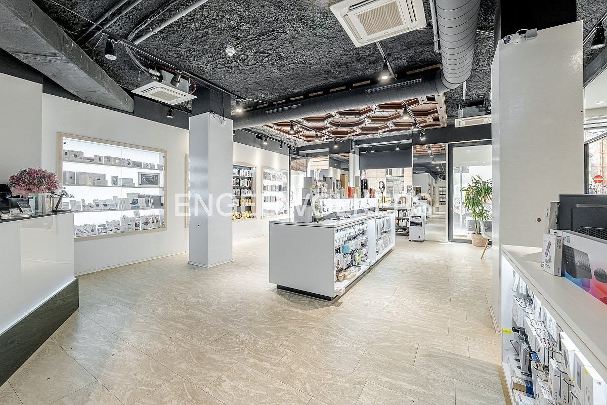 Pronájem obchodních prostor 176 m²