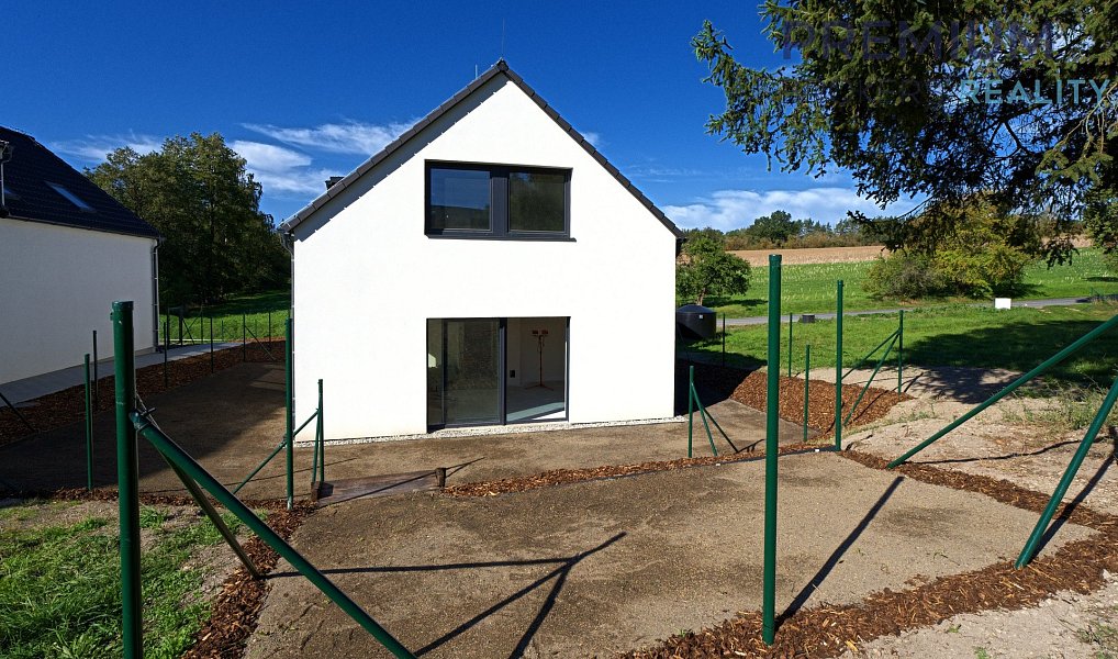 Prodej domu 102 m² s pozemkem 192 m², Nové Strašecí – náhled fotky 2