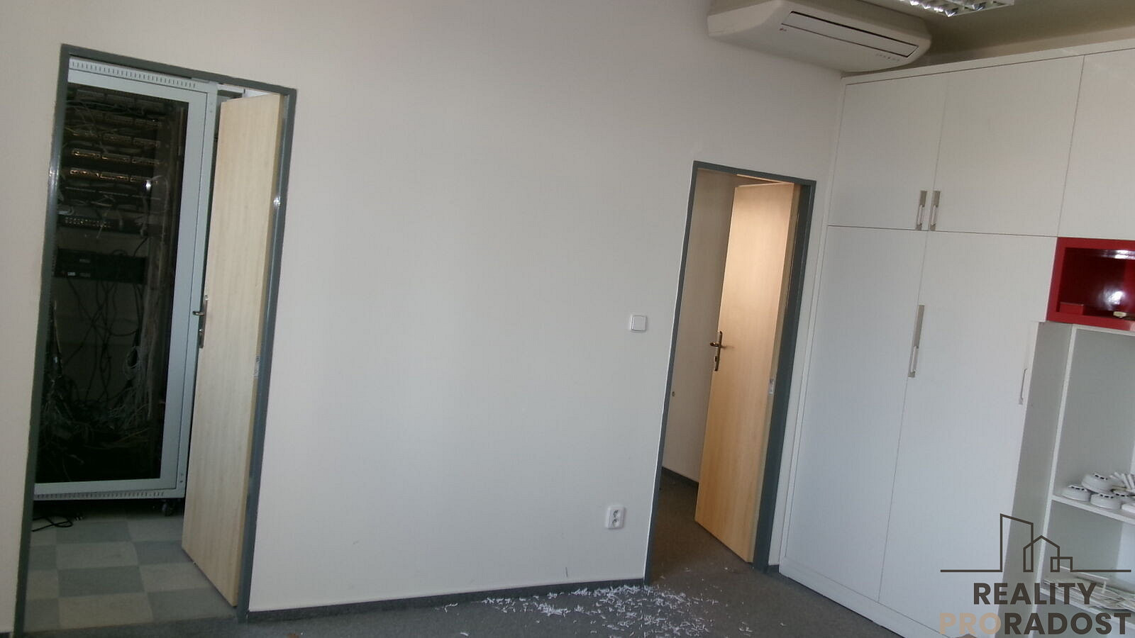 Pronájem kanceláře 267 m² – fotografie 4