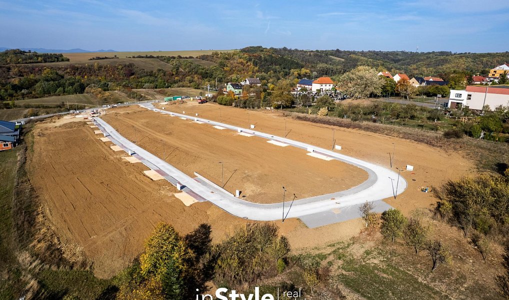 Prodej stavebního pozemku 929 m², Popovice – fotka 1 z 24