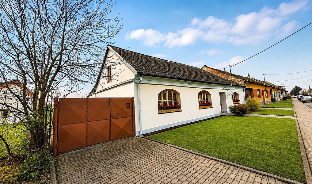 Prodej domu 250 m² s pozemkem 721 m², Hevlín – fotka 1 z 25