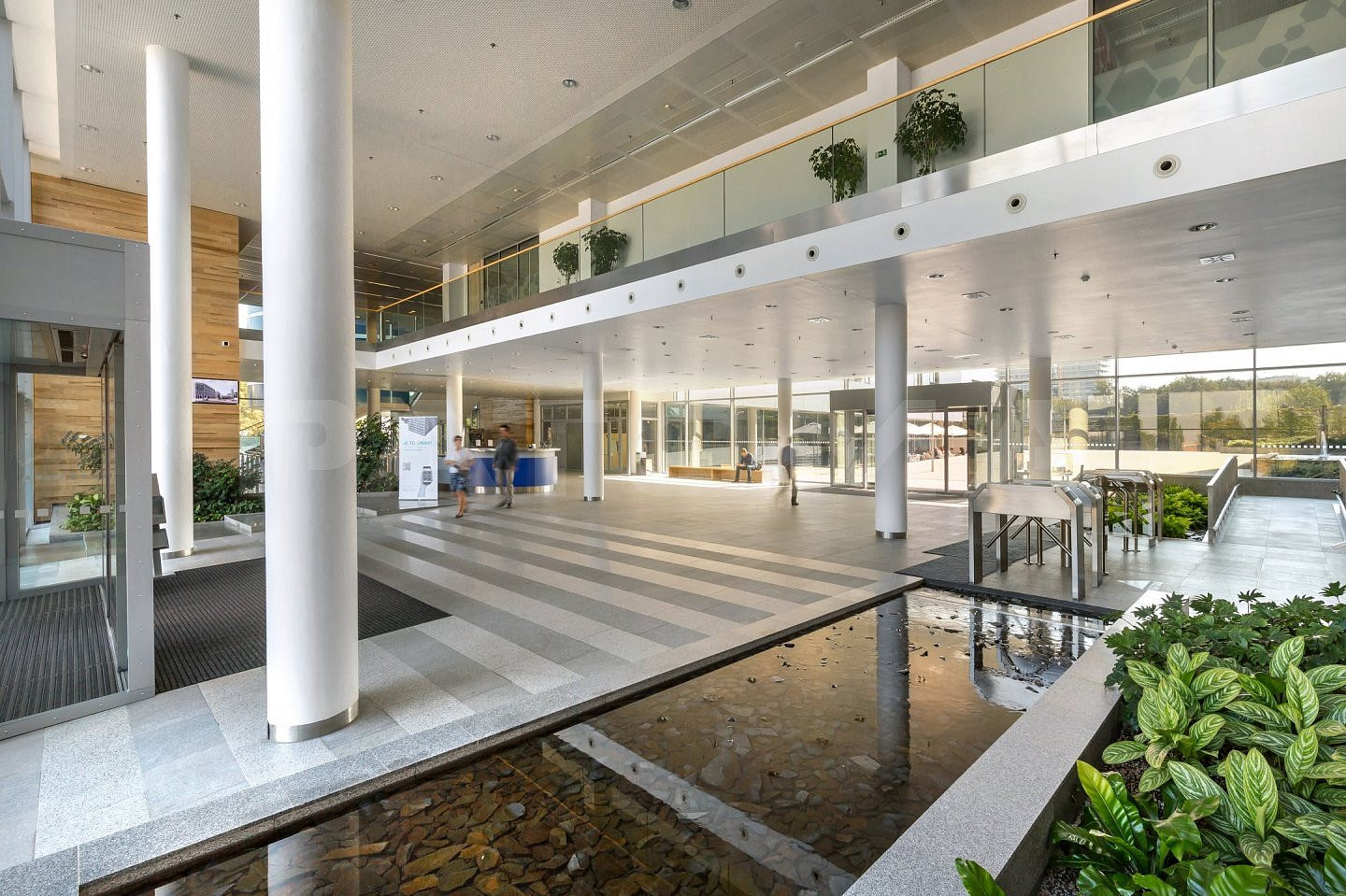 Pronájem kanceláře 554 m² – fotografie 2