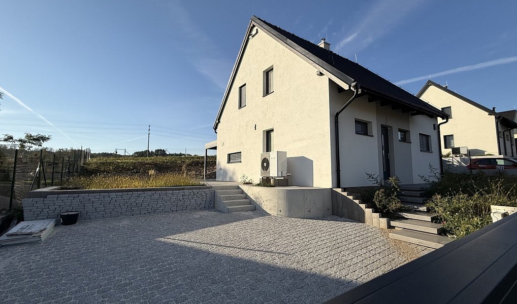 Prodej domu 184 m² s pozemkem 802 m², Panenské Břežany – náhled fotky 2
