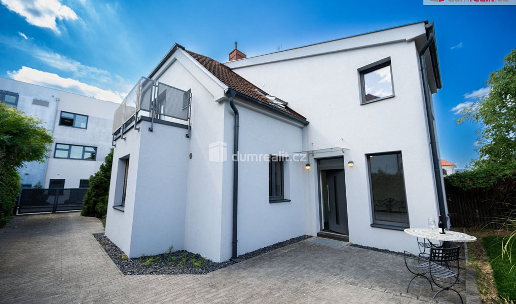 Prodej domu 224 m² s pozemkem 356 m², Praha – fotka 1 z 49