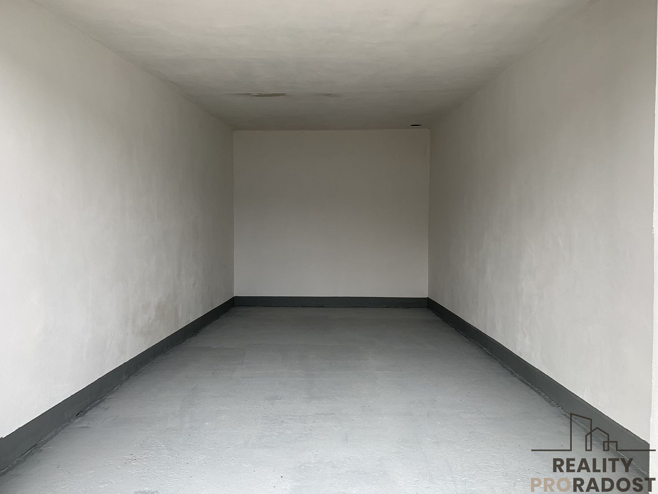 Pronájem garáže 18m2 hodonín — photo 2