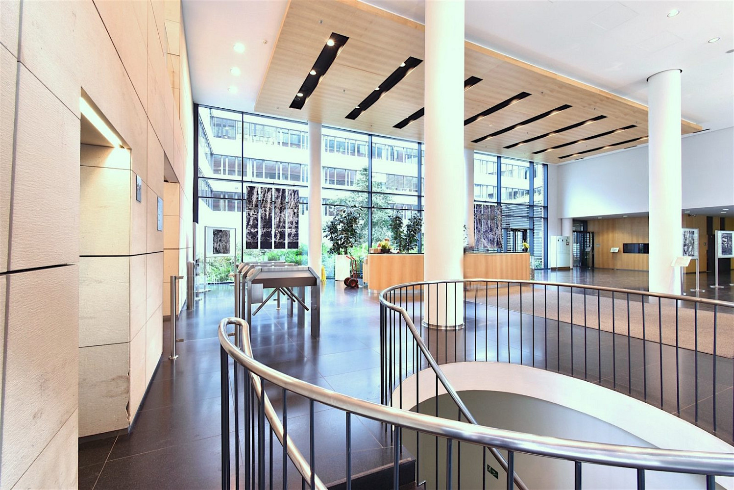 Pronájem kanceláře 1 500 m² – fotografie 2