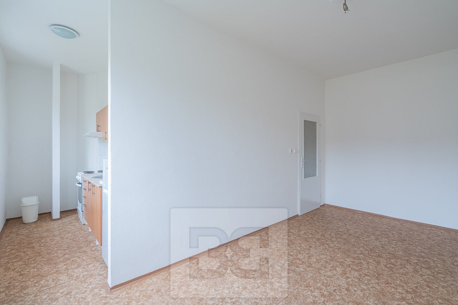 Pronájem bytu 1+kk 30 m² — photo 2