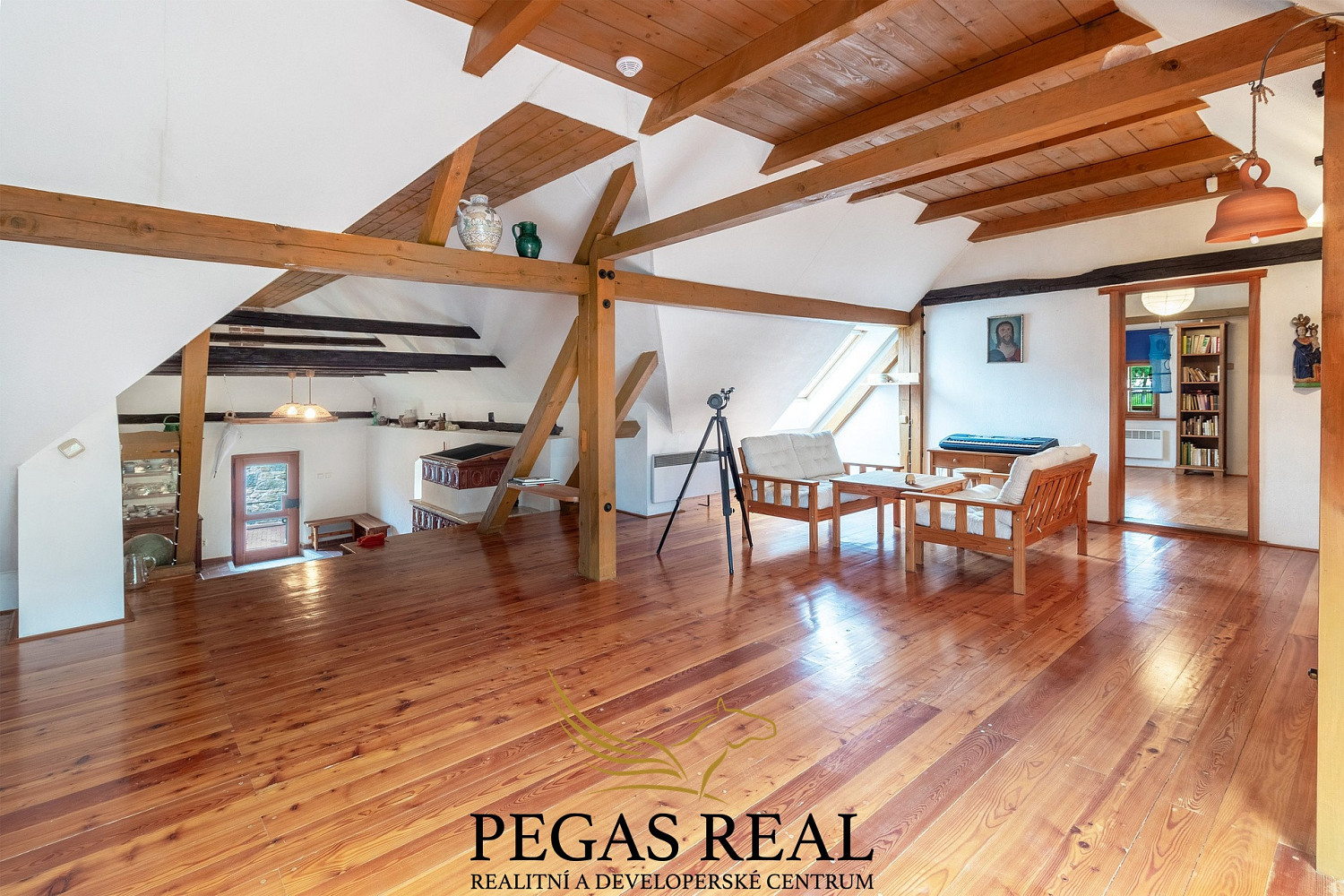 Prodej domu 350 m² s pozemkem 1 993 m² – pohled 2