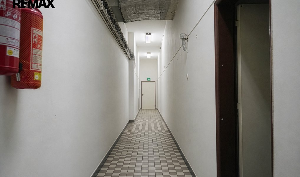 Pronájem obchodních prostor 866 m², Hradec Králové – náhled fotky 13