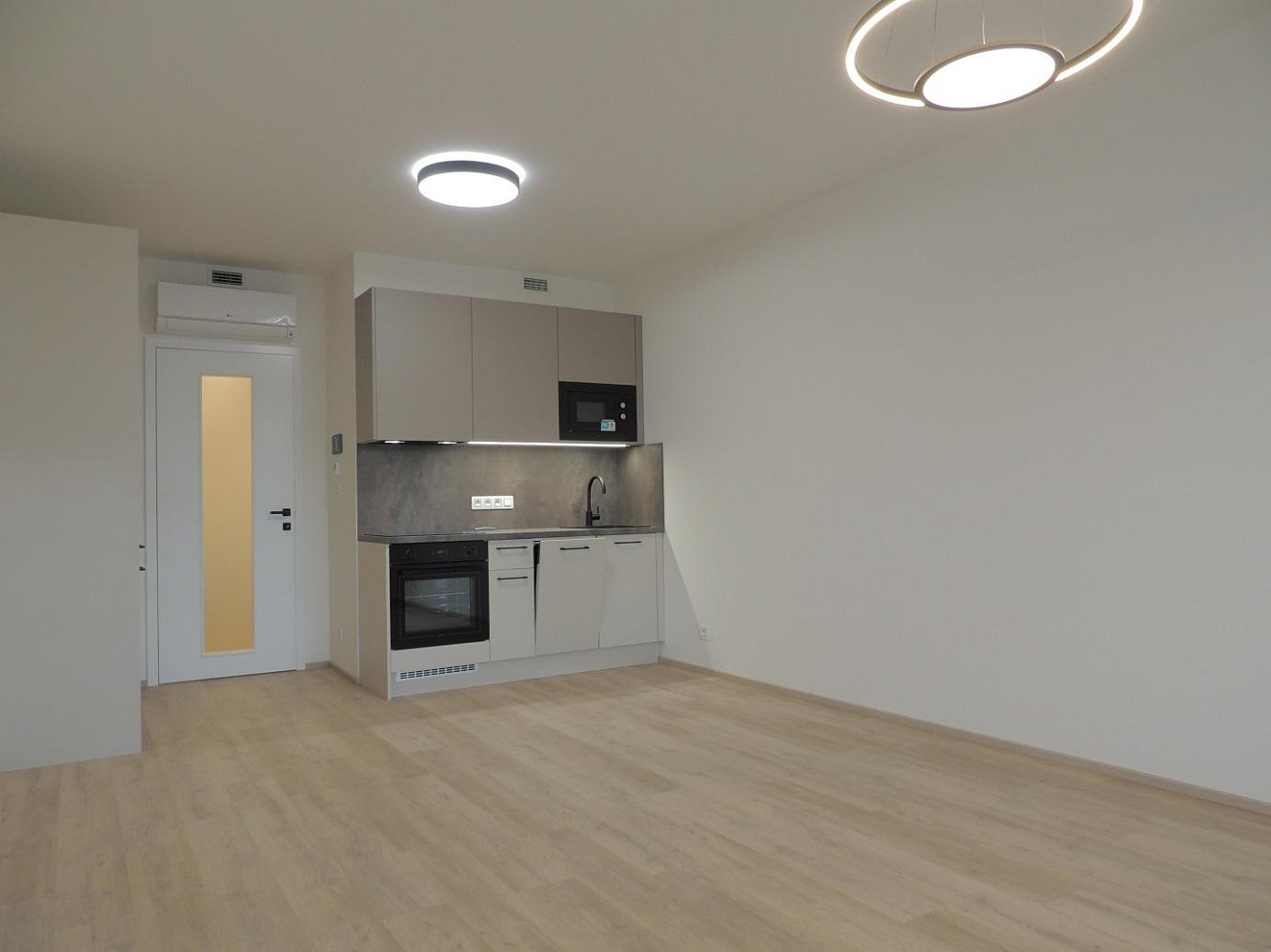 Pronájem bytu 1+kk 34 m² – fotografie 3