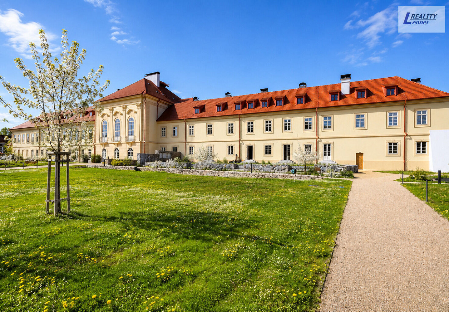 Pronájem bytu 1+kk 38 m²