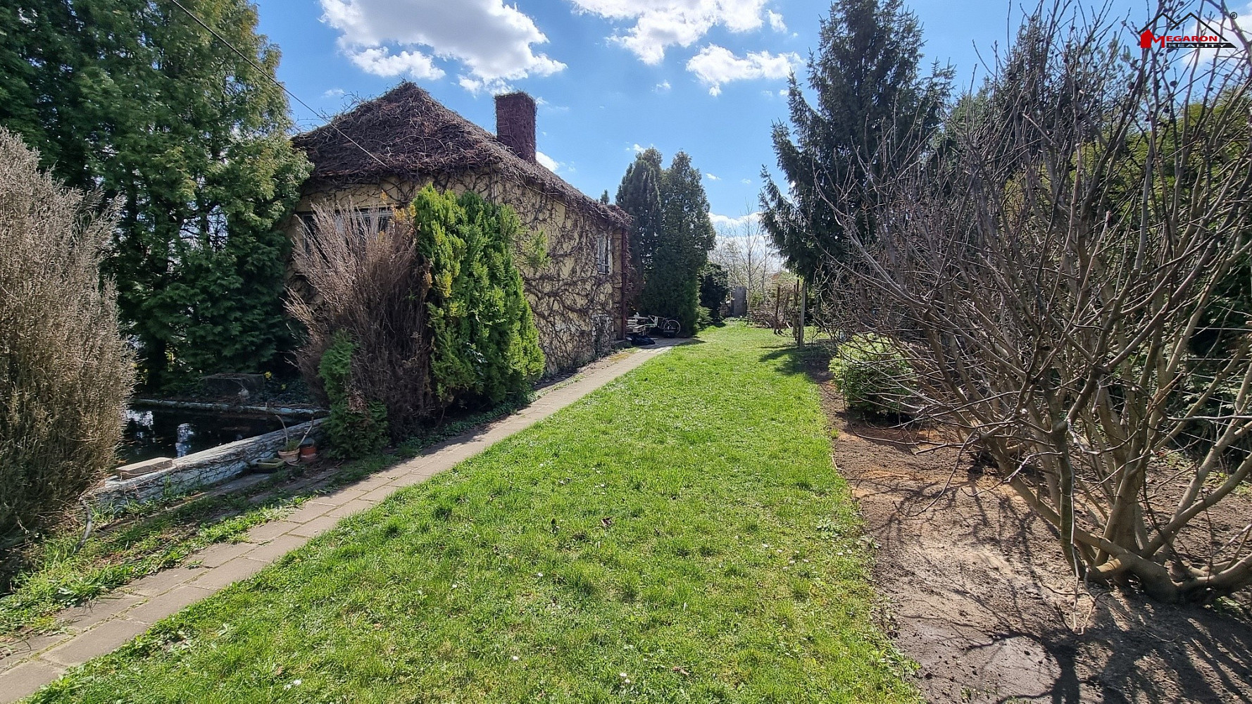 Zahrada se zděnou chatou a bazénem, pozemek 1373 m² – pohled 2