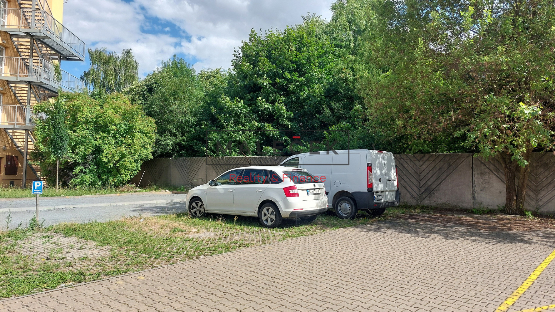 Prodej dvou parkovacích stání Klecany ul. V Honech – fotografie 3