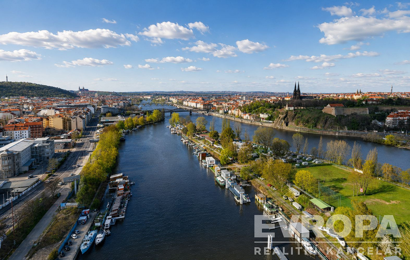 Moderní celoročně obyvatelný hausbót 53 m2 + dvě terasy (10m2 + 53m2), císařská louka praha 5