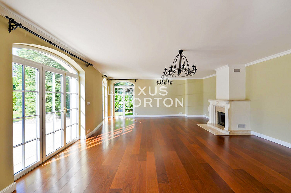 Pronájem domu 600 m² s pozemkem 1 450 m² — photo 2