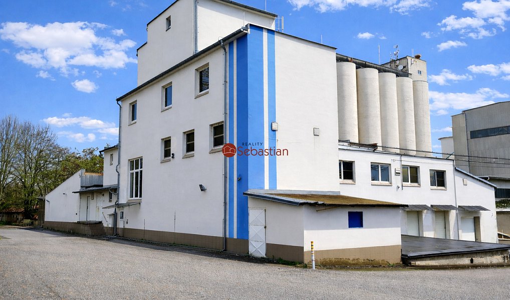 Pronájem výrobních prostor 1 930 m², Jičín – fotka 1 z 7