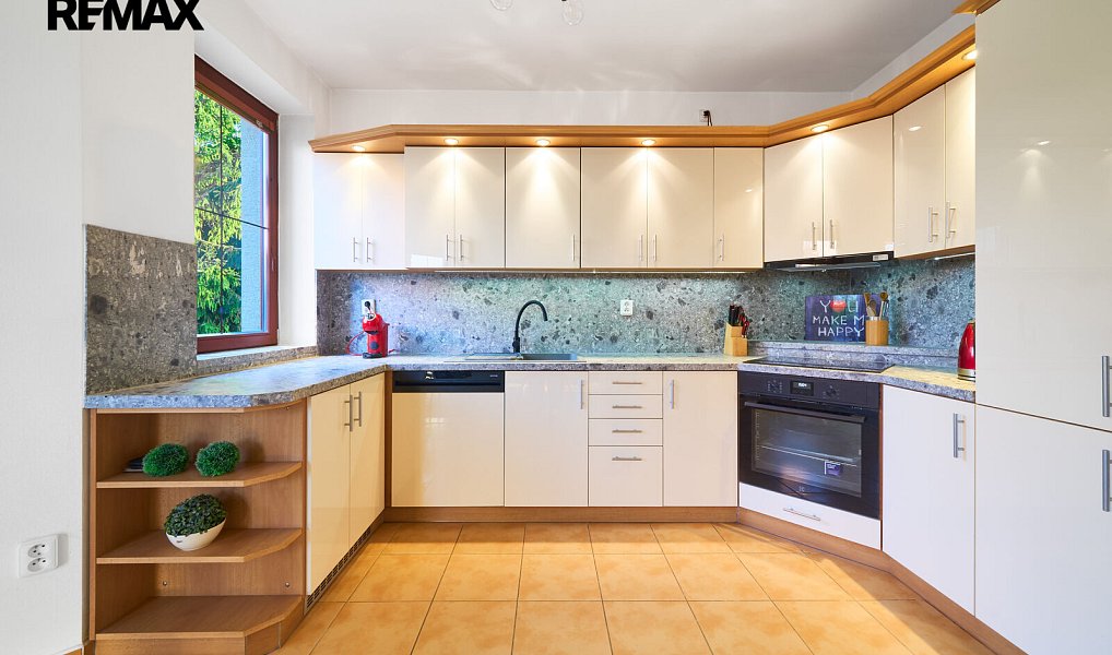 Prodej domu 210 m² s pozemkem 1 003 m², Hradec Králové – náhled fotky 2