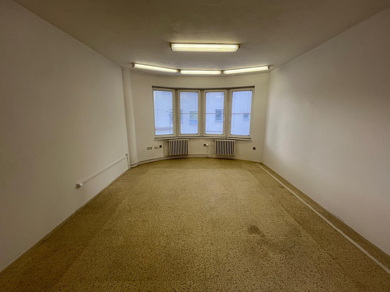 Pronájem kanceláře 30 m² – fotografie 4