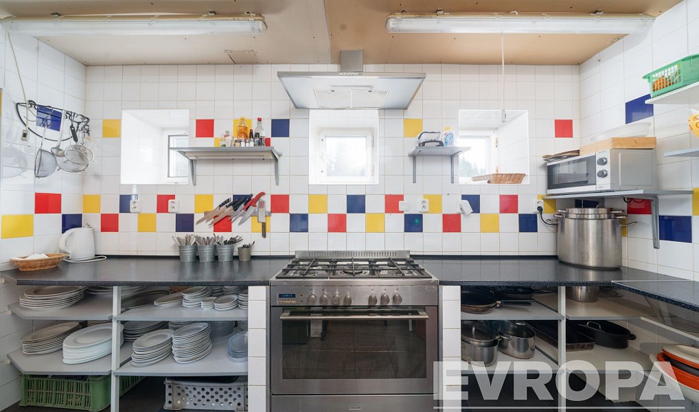 Prodej ubytovacího objektu 425 m², Benecko – náhled fotky 9