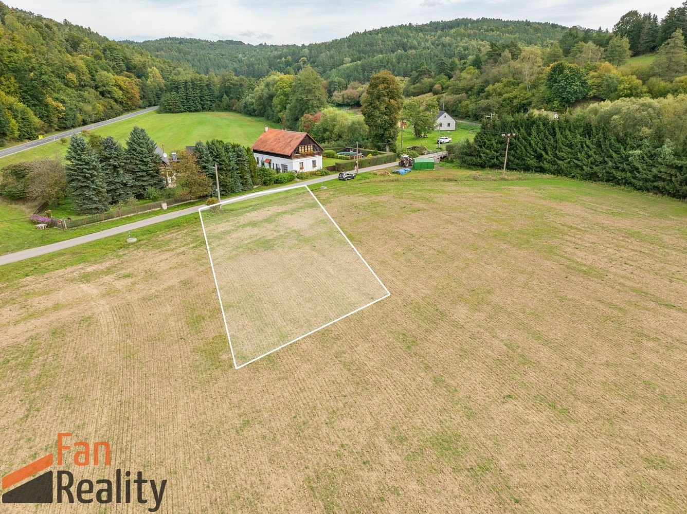 Prodej stavebního pozemku 1 015 m² – fotografie 2