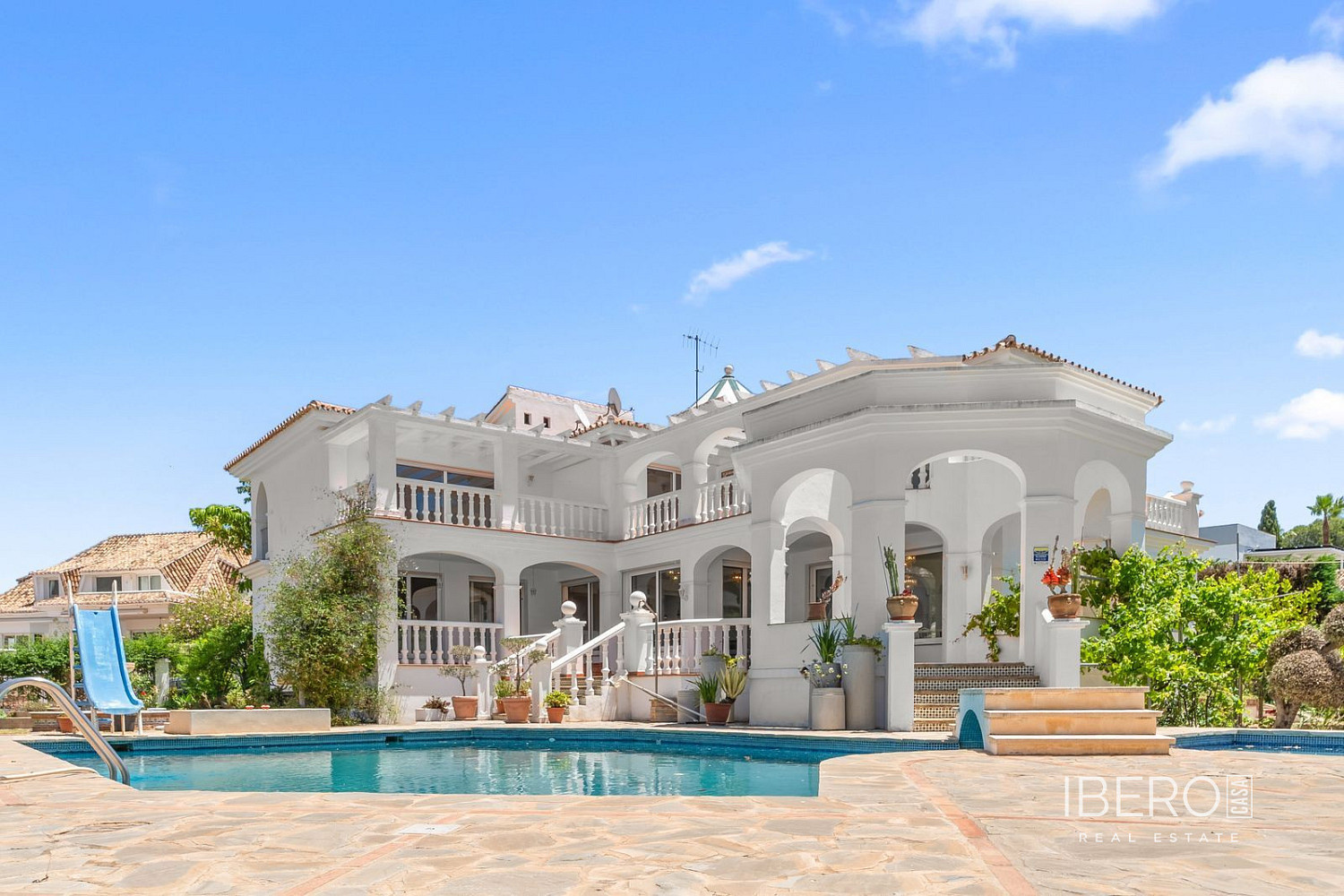 Prodej domu 1 440 m² s pozemkem 1 748 m²