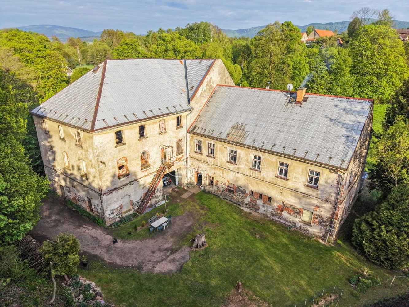 Prodej domu 2 260 m² s pozemkem 31 071 m²
