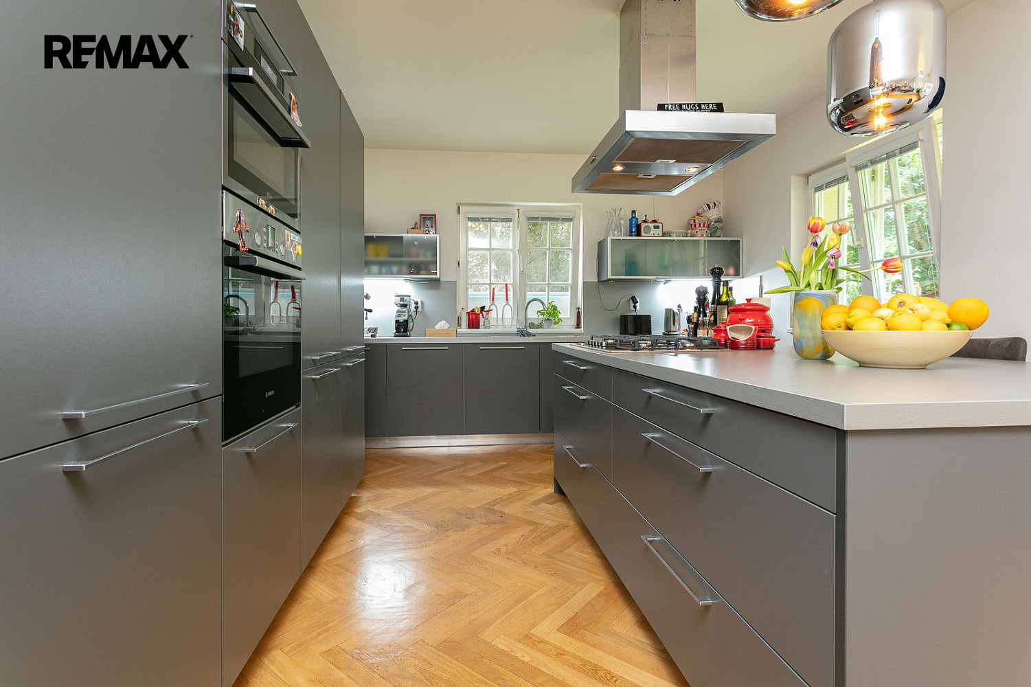Pronájem domu 302 m² s pozemkem 737 m² – fotografie 2