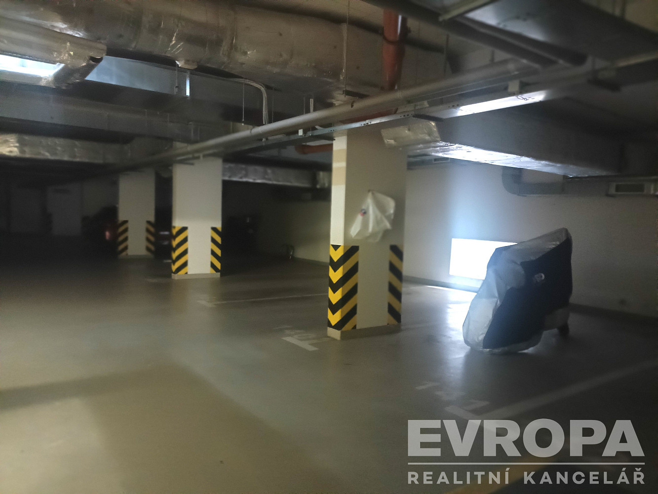 Pronájem garážového stání Praha 6, Dejvice (ul. Heinemannova) – fotografie 4