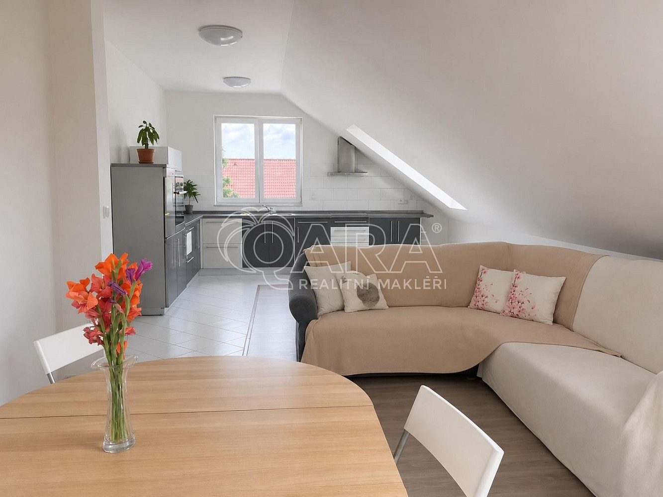 Pronájem bytu 4+kk 106 m² – fotografie 2