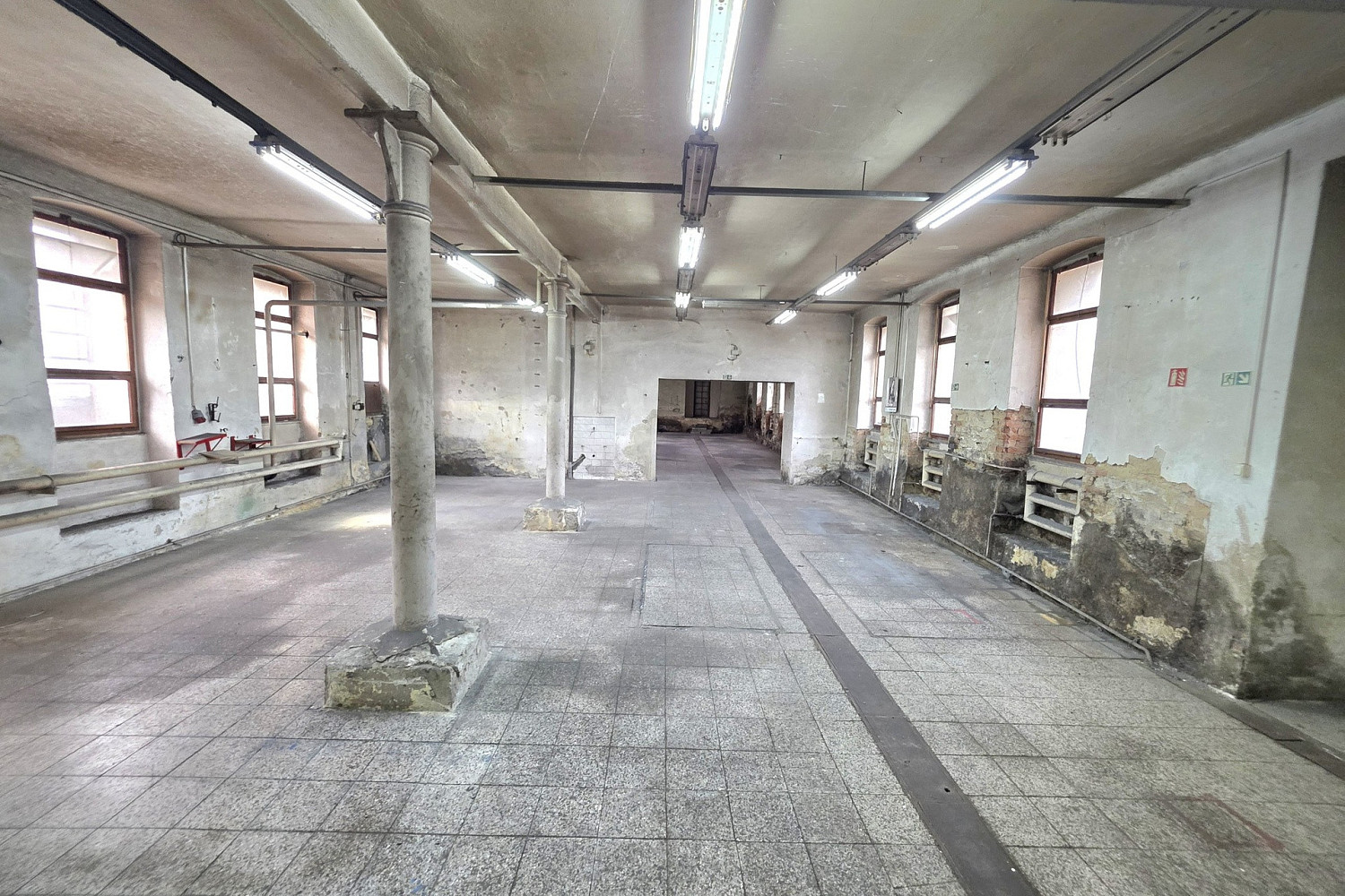 Pronájem výrobních prostor 3 768 m² – fotografie 3