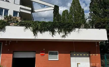 Prostorné garážové stání, štěpařská, hlubočepy