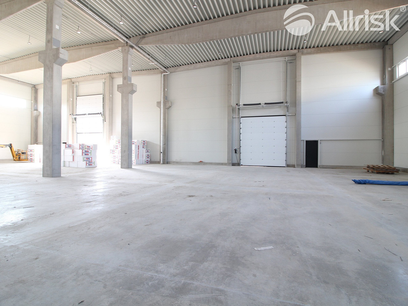 PRONÁJEM NOVOSTAVBY SKLADOVĚ-VÝROBNÍ HALY 1100 m² S TŘÍPODLAŽNÍ PŘÍSTAVBOU 570 m² – pohled 5