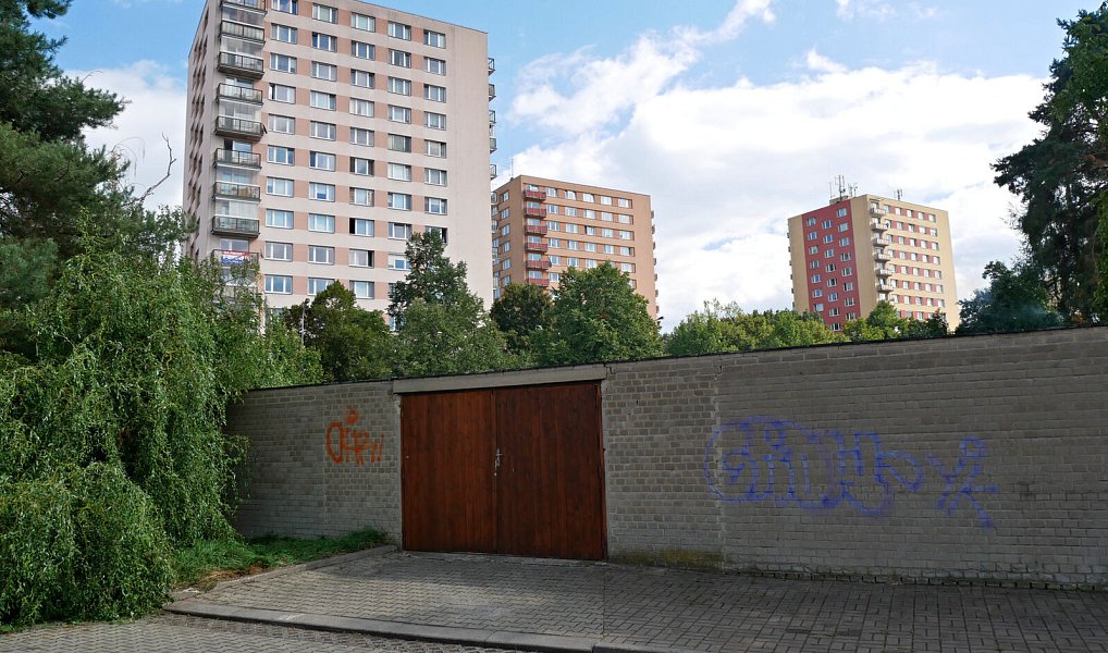 Zděná garáž 20 m2 v uzamykatelném objektu samostatných garáží na lukrativním místě Prahy Braníku, Praha – náhled fotky 3
