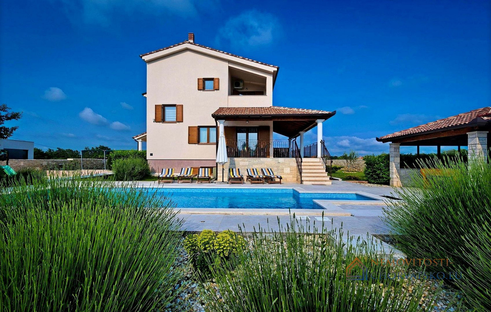 Prodej domu 294 m² s pozemkem 1 996 m² – pohled 2