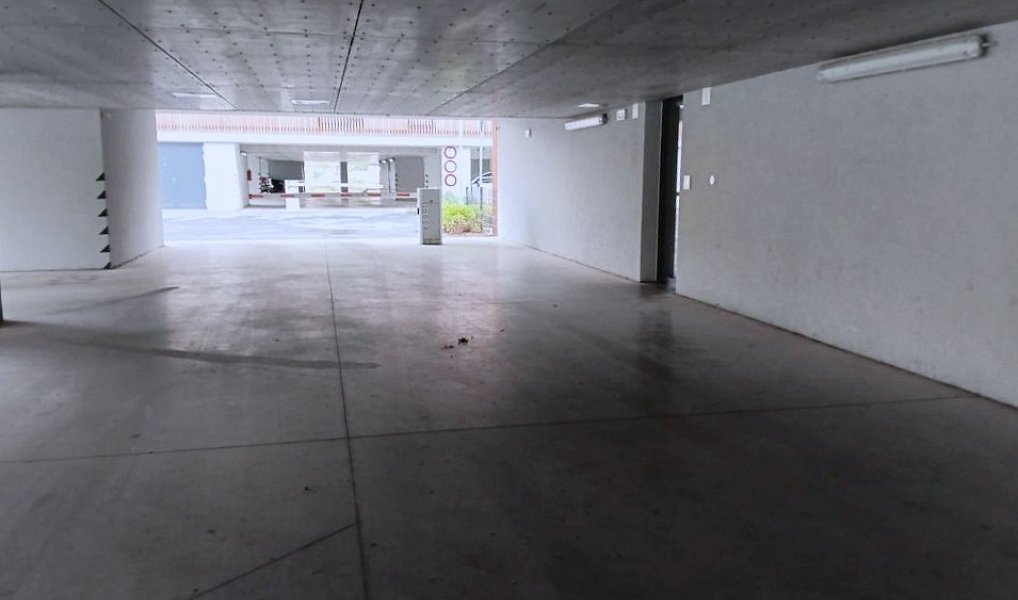 Prostorná garáž / stání v žádané lokalitě u centra – ideální pro auto i motorky, Plzeň – náhled fotky 3