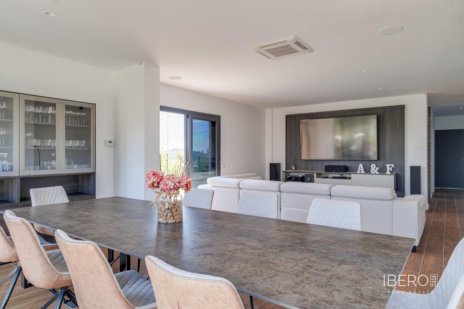 Prodej domu 2 402 m² s pozemkem 2 200 m²