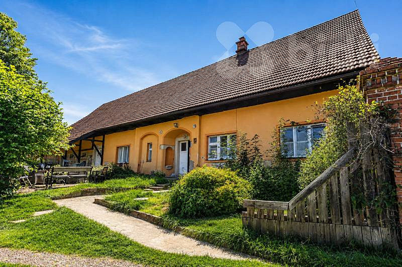 Prodej domu 765 m² s pozemkem 15 104 m²