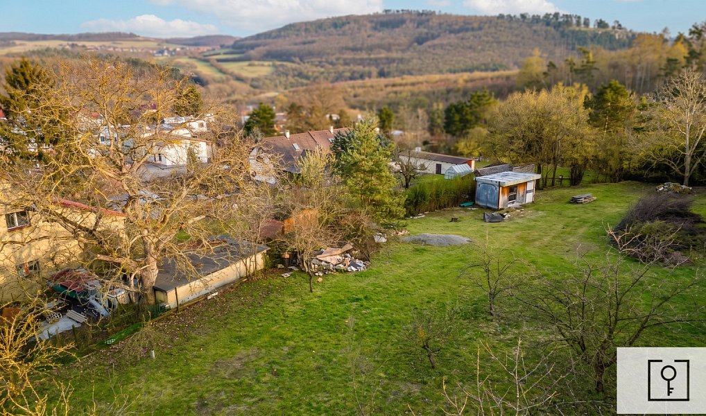 Prodej stavebního pozemku 1 748 m², Králův Dvůr – náhled fotky 4