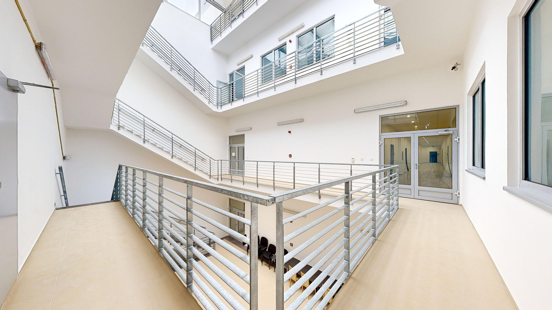 Pronájem kanceláře 1 700 m²