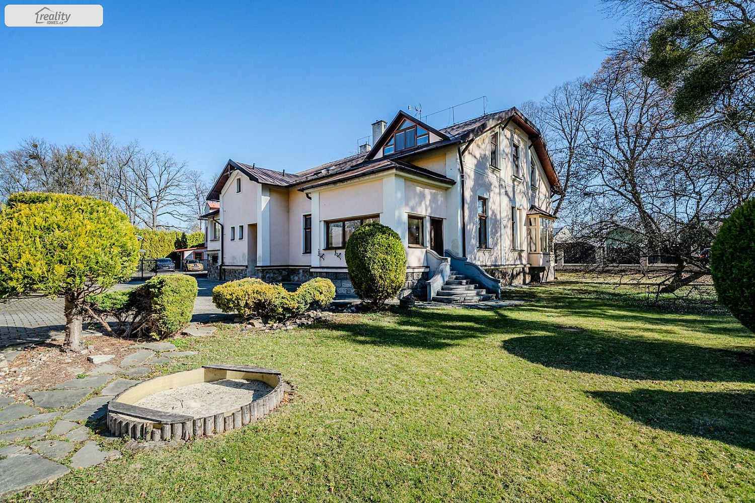 Prodej domu 400 m² s pozemkem 2 149 m²