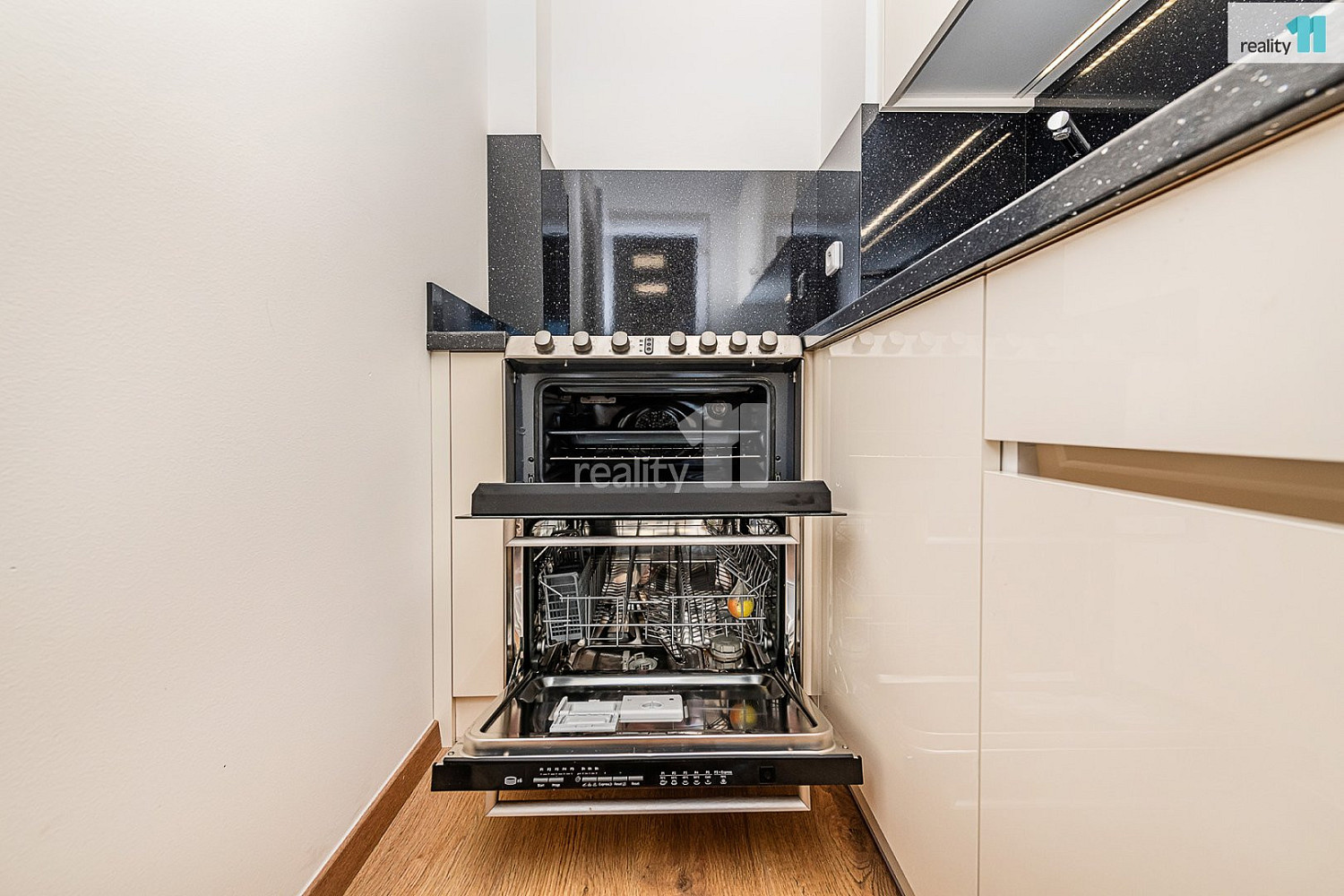Pronájem bytu 1+kk 48 m² – fotografie 4
