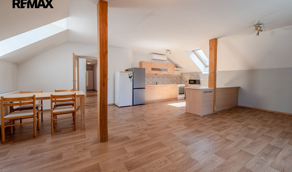 Prodej domu 230 m² s pozemkem 941 m², Kvasiny – náhled fotky 2