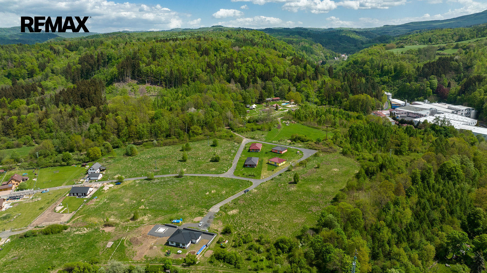 Prodej stavebního pozemku 2 194 m² – fotografie 2