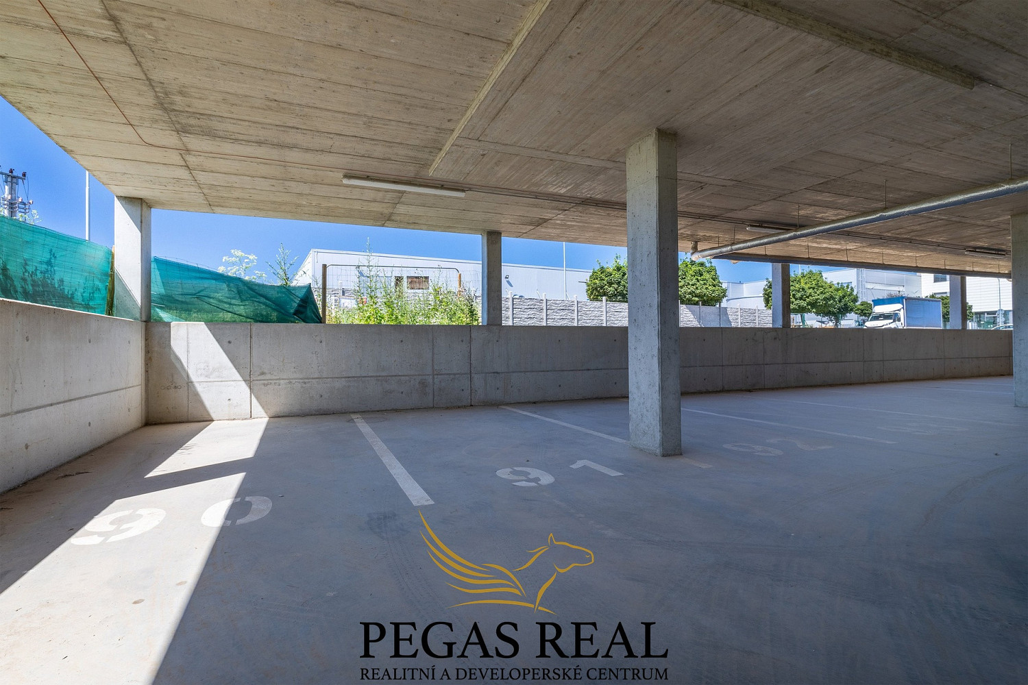 Pronájem parkovacího stání, 10 m2 - rezidence svratka - brno