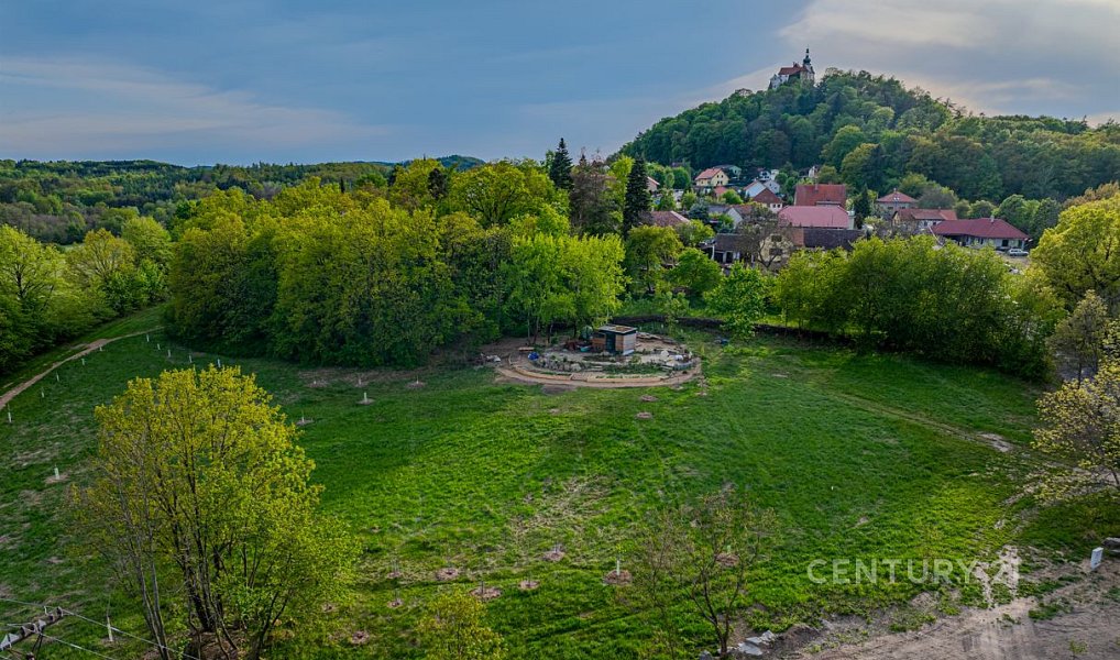 Prodej stavebního pozemku 3 010 m², Vysoký Chlumec – fotka 1 z 24