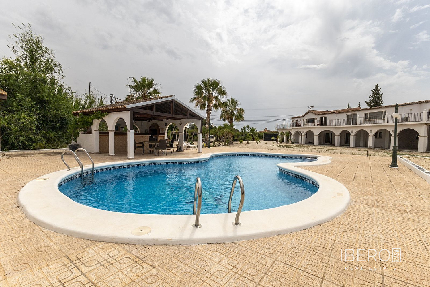 Prodej domu 853 m² s pozemkem 5 000 m²