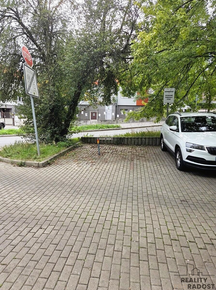 Pronájem garážového stání (18 m2), ul. Kudrnova, Praha - Motol