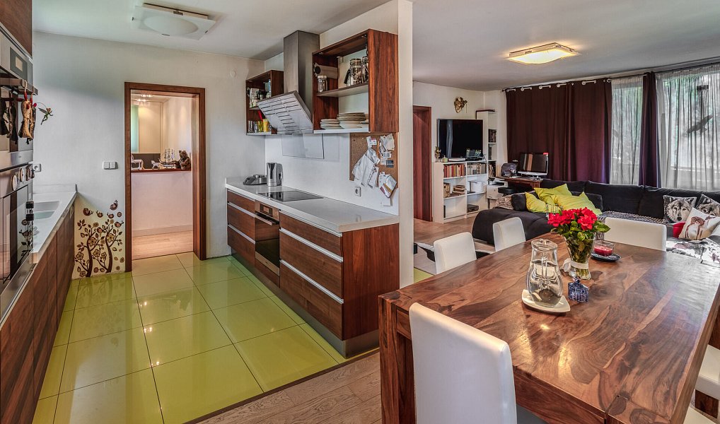 Prodej domu 270 m² s pozemkem 2 041 m², Praha – náhled fotky 2