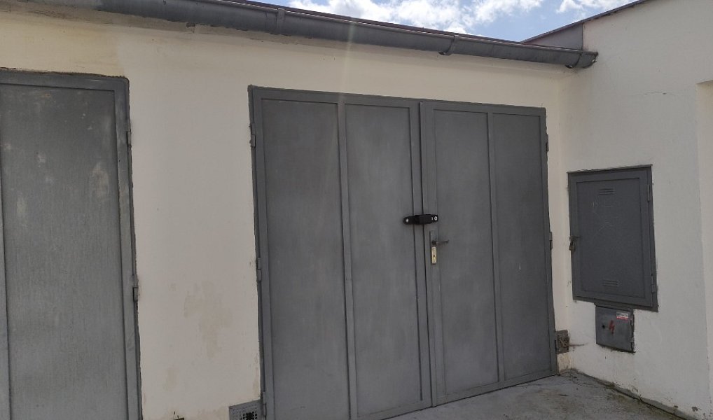 Garáž 18 m² s elektřinou – bez provize, Český Krumlov – náhled fotky 3