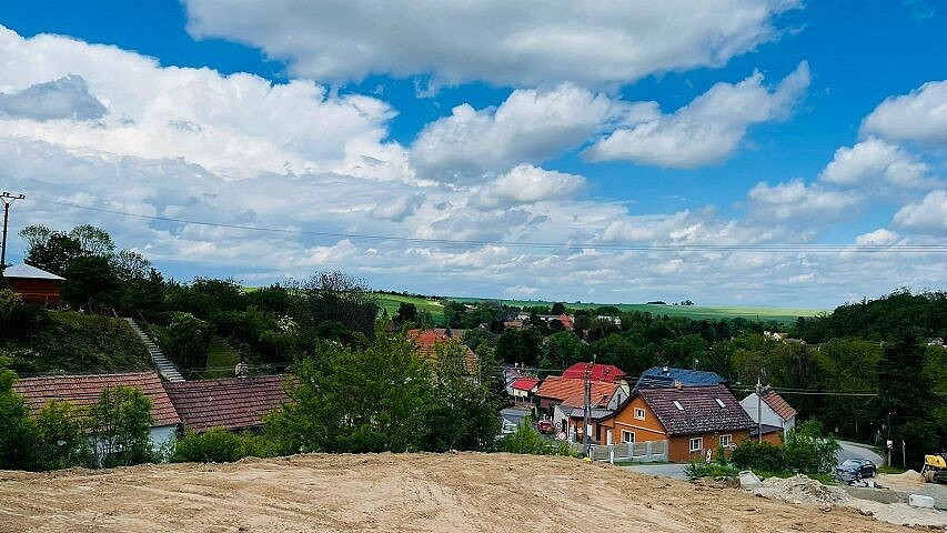 Prodej stavebního pozemku 925 m² – pohled 2